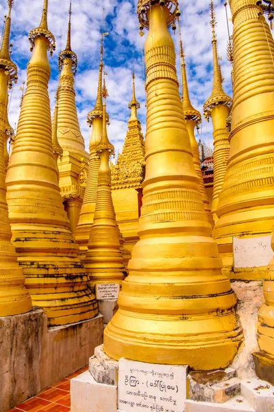 Indein Village, Myanmar - 31 Ağustos 2016: Shwe Indein Pagoda, Shan Eyaleti'nde Ywama ve Inlay Gölü yakınlarındaki bir grup Budist pagacı, Burma