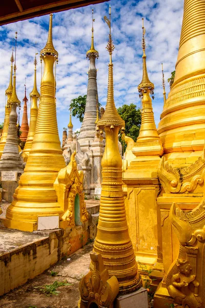 Indein Village, Myanmar - 31 Ağustos 2016: Shwe Indein Pagoda, Shan Eyaleti'nde Ywama ve Inlay Gölü yakınlarındaki bir grup Budist pagacı, Burma