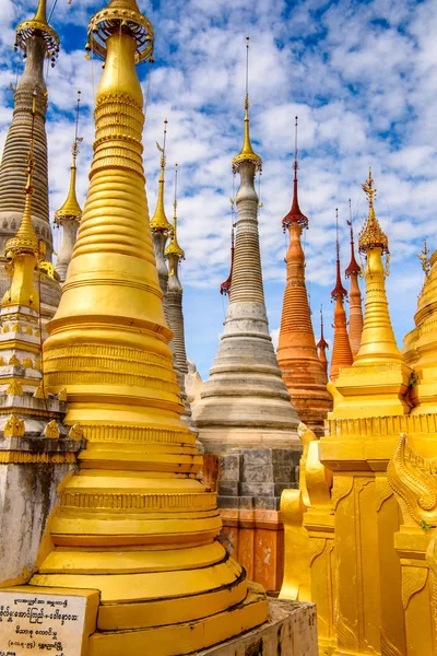 Indein Village, Myanmar - 31 Ağustos 2016: Shwe Indein Pagoda, Shan Eyaleti'nde Ywama ve Inlay Gölü yakınlarındaki bir grup Budist pagacı, Burma