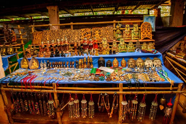 Inle Lake, Myanmar - 30 Ağustos 2016: Pazar yeri, Inle Sap, Shan Eyaleti'nin Taunggyi İlçesi Nyaungshwe İlçesi'nde bir tatlı su gölü, Myanmar