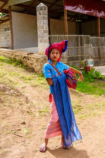 Inle Lake, Myanmar - 30 Ağustos 2016: Sokakta renkli kıyafetler içinde kimliği belirsiz Birmanyalı kadın. Myanma halkının yüzde 68'i Bamar etnik grubuna mensandı