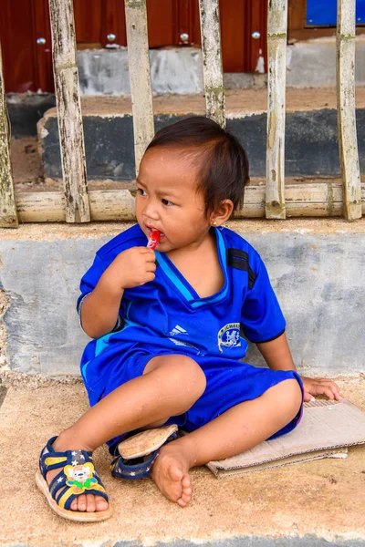 Inle Lake, Myanmar - 30 Ağustos 2016: Sokakta Chelsea forması giyen kimliği belirsiz bir manyacık çocuk. Myanma halkının yüzde 68'i Bamar etnik grubuna mensandı