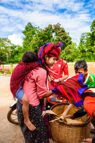 Inle Lake, Myanmar - 30 Ağustos 2016: Yerel pazarda tanımlanamayan Birmanya lılar. Myanma halkının yüzde 68'i Bamar etnik grubuna mensandı