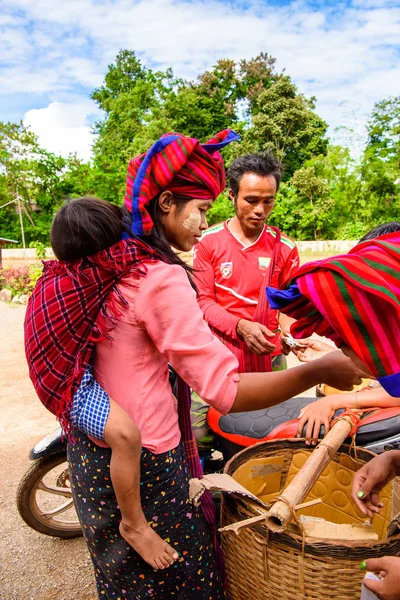 Inle Lake, Myanmar - 30 Ağustos 2016: Yerel pazarda tanımlanamayan Birmanya lılar. Myanma halkının yüzde 68'i Bamar etnik grubuna mensandı