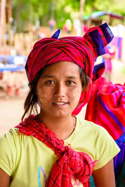 Inle Lake, Myanmar - 30 Ağustos 2016: Renkli giysiler içinde tanımlanamayan Birmanya lı kız. Myanma halkının yüzde 68'i Bamar etnik grubuna mensandı