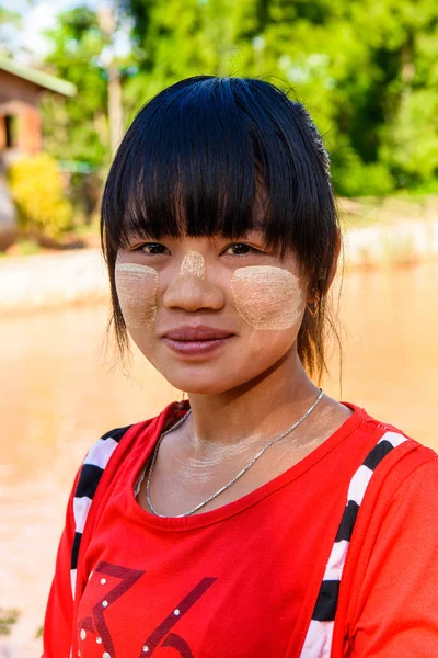 Inle Lake, Myanmar - 30 Ağustos 2016: Yüzü tanımlanamayan Birmanyalı kız. Myanma halkının yüzde 68'i Bamar etnik grubuna mensandı