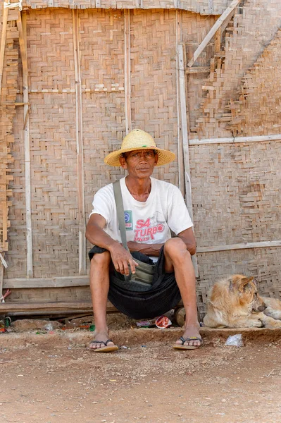 インレー湖 ミャンマー 2016 正体不明のビルマ人の男性は 木造の家の近くに座っています ミアンマ人の68 はバマール民族グループに属している — ストック写真
