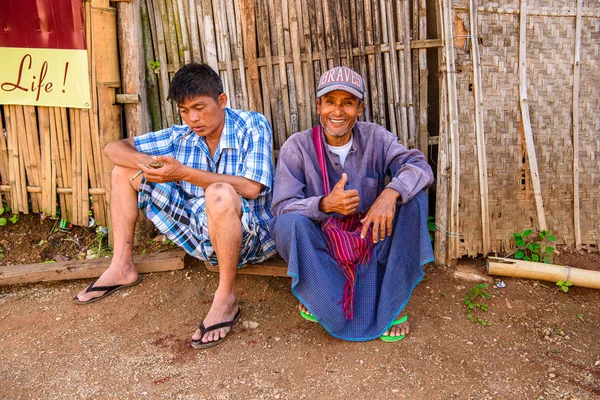 Inle Lake, Myanmar - 30 Ağustos 2016: Tanımlanamayan Birmanyalılar sokakta oturun. Myanma halkının yüzde 68'i Bamar etnik grubuna mensandı