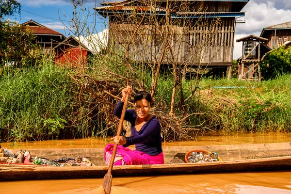 Inle Lake, Myanmar - Ağu 30, 2016: Bambu tekne kimliği belirsiz Birmanya kız Inle Sap üzerinde yelken, Shan Eyaleti Taunggyi İlçesi Nyaungshwe İlçesi'nde bulunan bir tatlı su gölü, Myanmar