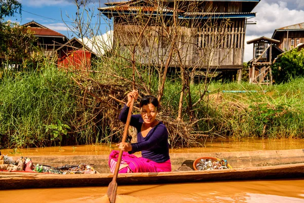 Inle Lake Myanmaru Srpen 2016 Neidentifikovaná Barmská Dívka Bambusových Lodích — Stock fotografie