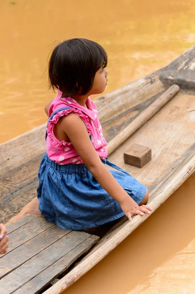 Inle Lake, Myanmar - 30 Ağustos 2016: Ahşap bir teknede tanımlanamayan Birmanyalı küçük kız. Myanma halkının yüzde 68'i Bamar etnik grubuna mensandı