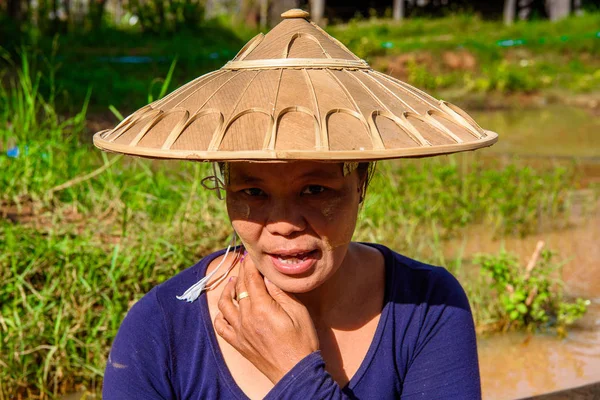 Inle Lake, Myanmar - 30 Ağustos 2016: Sokakta traditonal şapkayla tanımlanamayan Birmanya. Myanma halkının yüzde 68'i Bamar etnik grubuna mensandı