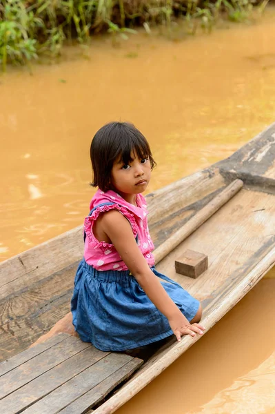 Inle Lake, Myanmar - 30 Ağustos 2016: Ahşap bir teknede tanımlanamayan Birmanyalı küçük kız. Myanma halkının yüzde 68'i Bamar etnik grubuna mensandı
