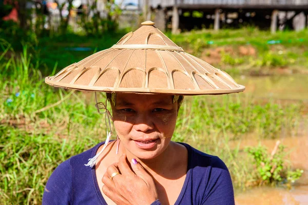 Inle Lake, Myanmar - 30 Ağustos 2016: Sokakta traditonal şapkayla tanımlanamayan Birmanya. Myanma halkının yüzde 68'i Bamar etnik grubuna mensandı