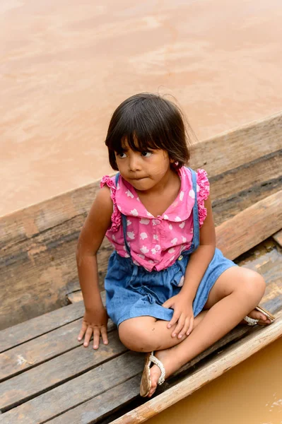 Inle Lake, Myanmar - 30 Ağustos 2016: Ahşap bir teknede tanımlanamayan Birmanyalı küçük kız. Myanma halkının yüzde 68'i Bamar etnik grubuna mensandı