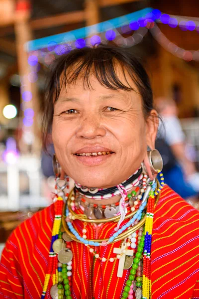 Inle Lake, Myanmar - 30 Ağustos 2016: Tanımlanamayan Birmanyalı kadın yerel yahudi, Inle gölü satıyor. Myanma halkının yüzde 68'i Bamar etnik grubuna mensandı