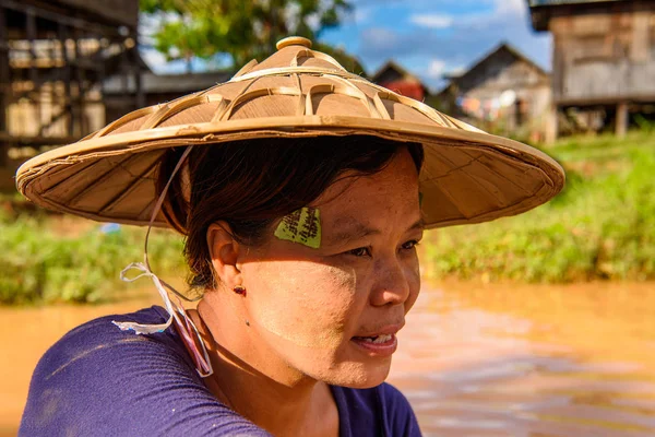 Inle Lake, Myanmar - 30 Ağustos 2016: Geleneksel şapkalı tanımlanamayan Birmanyalı kadın, Inle gölü. Myanma halkının yüzde 68'i Bamar etnik grubuna mensandı