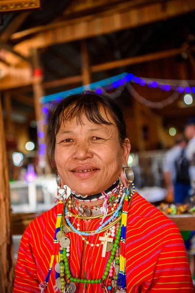 Inle Lake, Myanmar - 30 Ağustos 2016: Tanımlanamayan Birmanyalı kadın yerel yahudi, Inle gölü satıyor. Myanma halkının yüzde 68'i Bamar etnik grubuna mensandı