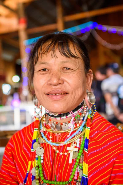 Inle Lake, Myanmar - 30 Ağustos 2016: Tanımlanamayan Birmanyalı kadın yerel yahudi, Inle gölü satıyor. Myanma halkının yüzde 68'i Bamar etnik grubuna mensandı