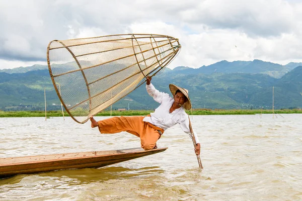 Λίμνη Ίνλε Μιανμάρ Αυγ 2016 Άγνωστος Ψαράς Από Βιρμανία Πλοίο Φωτογραφία Αρχείου