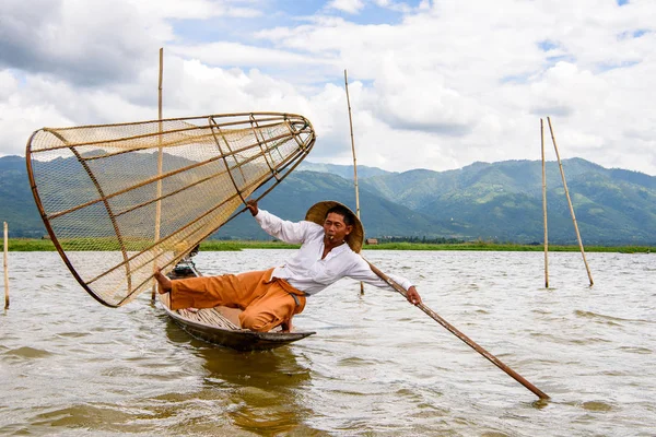 Λίμνη Ίνλε Μιανμάρ Αυγ 2016 Άγνωστος Ψαράς Από Βιρμανία Πλοίο Royalty Free Φωτογραφίες Αρχείου