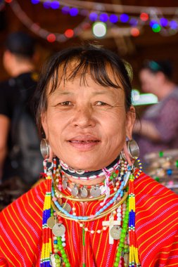 Inle Lake, Myanmar - 30 Ağustos 2016: Tanımlanamayan Birmanyalı kadın yerel yahudi, Inle gölü satıyor. Myanma halkının yüzde 68'i Bamar etnik grubuna mensandı