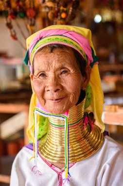 Inle Lake, Myanmar - 30 Ağustos 2016: Tanımlanamayan Birmanyalı kadın yerel yahudi, Inle gölü satıyor. Myanma halkının yüzde 68'i Bamar etnik grubuna mensandı