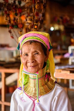 Inle Lake, Myanmar - 30 Ağustos 2016: Tanımlanamayan Birmanyalı kadın yerel yahudi, Inle gölü satıyor. Myanma halkının yüzde 68'i Bamar etnik grubuna mensandı