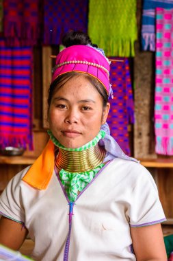 Inle Lake, Myanmar - 30 Ağustos 2016: Tanımlanamayan Birmanyalı kadın yerel yahudi, Inle gölü satıyor. Myanma halkının yüzde 68'i Bamar etnik grubuna mensandı
