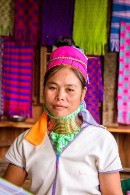Inle Lake, Myanmar - 30 Ağustos 2016: Tanımlanamayan Birmanyalı kadın yerel yahudi, Inle gölü satıyor. Myanma halkının yüzde 68'i Bamar etnik grubuna mensandı