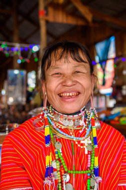 Inle Lake, Myanmar - 30 Ağustos 2016: Tanımlanamayan Birmanyalı kadın yerel yahudi, Inle gölü satıyor. Myanma halkının yüzde 68'i Bamar etnik grubuna mensandı