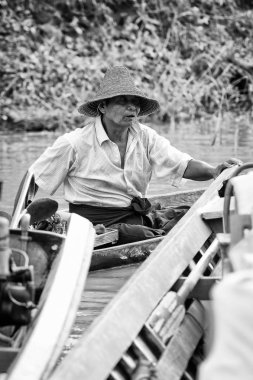 Inle Lake, Myanmar - 30 Ağustos 2016: Ahşap bir teknede tanımlanamayan Birmanyalı adam. Myanma halkının yüzde 68'i Bamar etnik grubuna mensandı
