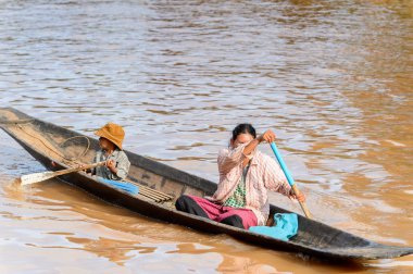 Inle Lake, Myanmar - 30 Ağustos 2016: Tanımlanamayan Birmanyalı çocuk ve bambu tekneannesi Inle Sap üzerinde yelken, Shan Eyaleti Taunggyi İlçesi Nyaungshwe İlçesi'nde bulunan bir tatlı su gölü