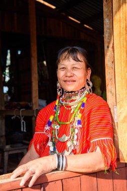 Inle Lake, Myanmar - 30 Ağustos 2016: Tanımlanamayan Birmanyalı kadın yerel boyunsuz, Inle gölü satıyor. Myanma halkının yüzde 68'i Bamar etnik grubuna mensandı