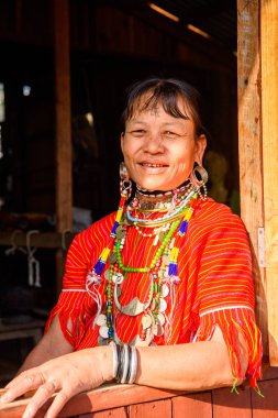 Inle Lake, Myanmar - 30 Ağustos 2016: Tanımlanamayan Birmanyalı kadın yerel boyunsuz, Inle gölü satıyor. Myanma halkının yüzde 68'i Bamar etnik grubuna mensandı