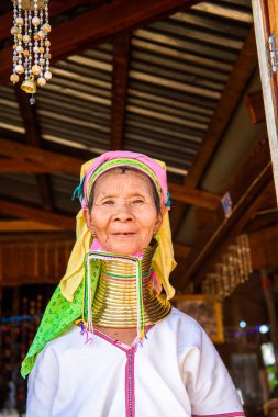 Inle Lake, Myanmar - 30 Ağustos 2016: Tanımlanamayan Birmanyalı kadın yerel boyunsuz, Inle gölü satıyor. Myanma halkının yüzde 68'i Bamar etnik grubuna mensandı