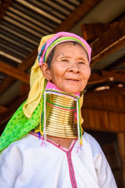 Inle Lake, Myanmar - 30 Ağustos 2016: Tanımlanamayan Birmanyalı kadın yerel boyunsuz, Inle gölü satıyor. Myanma halkının yüzde 68'i Bamar etnik grubuna mensandı