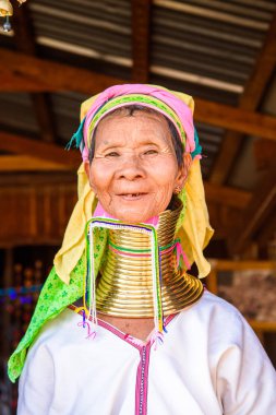 Inle Lake, Myanmar - 30 Ağustos 2016: Tanımlanamayan Birmanyalı kadın yerel boyunsuz, Inle gölü satıyor. Myanma halkının yüzde 68'i Bamar etnik grubuna mensandı