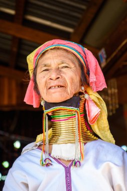 Inle Lake, Myanmar - 30 Ağustos 2016: Tanımlanamayan Birmanyalı kadın yerel boyunsuz, Inle gölü satıyor. Myanma halkının yüzde 68'i Bamar etnik grubuna mensandı