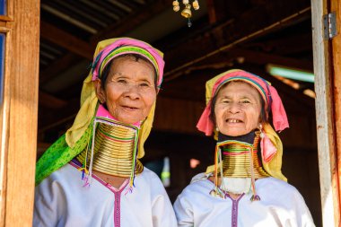 Inle Lake, Myanmar - 30 Ağustos 2016: Tanımlanamayan Birmanyalı kadın yerel boyunsuz, Inle gölü satıyor. Myanma halkının yüzde 68'i Bamar etnik grubuna mensandı