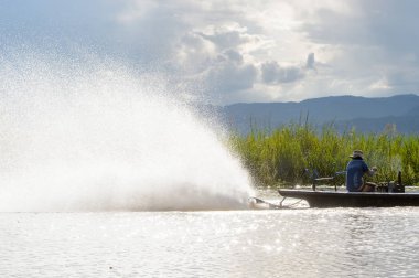 Inle Lake, Myanmar - 30 Ağustos 2016: Myanmar'ın Shan Eyaletinin Taunggyi İlçesi'nin Nyaungshwe İlçesi'nde bulunan bir tatlı su gölü olan Inle Sap'ın üzerinde bambu teknede bulunan tanımlanamayan Birmanyalı adam