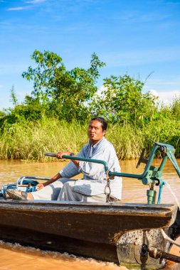 Inle Lake, Myanmar - 30 Ağustos 2016: Ahşap teknede tanımlanamayan Birmanyalı adam, Inle gölü. Myanma halkının yüzde 68'i Bamar etnik grubuna mensandı