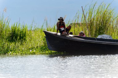 Inle Lake, Myanmar - 30 Ağustos 2016: Myanmar'ın Shan Eyaletinin Taunggyi İlçesi'nin Nyaungshwe İlçesi'nde bulunan bir tatlı su gölü olan Inle Sap'ın üzerinde bambu teknede bulunan tanımlanamayan Birmanyalı adam