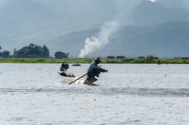 Inle Lake, Myanmar - 30 Ağustos 2016: Kimliği belirsiz Birmanyalılar, Shan Eyaleti'nin Taunggyi İlçesi'nin Nyaungshwe İlçesi'nde bulunan bir tatlı su gölü olan Inle Sap'ın üzerinde yelken açtılar.