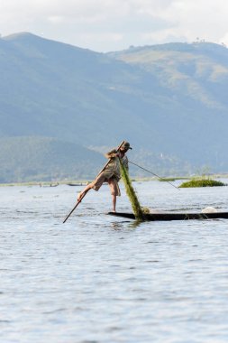 Inle Lake, Myanmar - 30 Ağustos 2016: Özel el yapımı ağı olan bir teknede tanımlanamayan Birmanyalı balıkçı. Bu Myanmar balıkçılık geleneksel yoludur