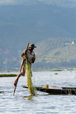 Inle Lake, Myanmar - 30 Ağustos 2016: Özel el yapımı ağı olan bir teknede tanımlanamayan Birmanyalı balıkçı. Bu Myanmar balıkçılık geleneksel yoludur