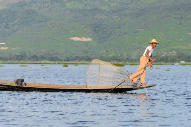Inle Lake, Myanmar - 30 Ağustos 2016: Özel el yapımı ağı olan bir teknede tanımlanamayan Birmanyalı balıkçı. Bu Myanmar balıkçılık geleneksel yoludur