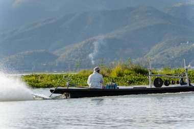 Inle Lake, Myanmar - 30 Ağustos 2016: Kimliği belirsiz Birmanyalılar, Shan Eyaleti'nin Taunggyi İlçesi'nin Nyaungshwe İlçesi'nde bulunan bir tatlı su gölü olan Inle Sap'ın üzerinde yelken açtılar.