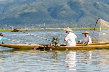 Inle Lake, Myanmar - 30 Ağustos 2016: Özel el yapımı ağı olan bir teknede tanımlanamayan Birmanyalı balıkçı. Bu Myanmar balıkçılık geleneksel yoludur