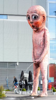 Helsinki, Finlandiya - 12 Eylül 2016: Finlandiya'nın Helsinki limanında bir adamın komik heykeli. Helsinki 2012 dünya tasarım başkenti seçildi